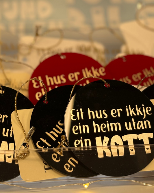 Eit hus er ikkje ein heim utan ein katt (NN) - Oppheng i akryl SVART