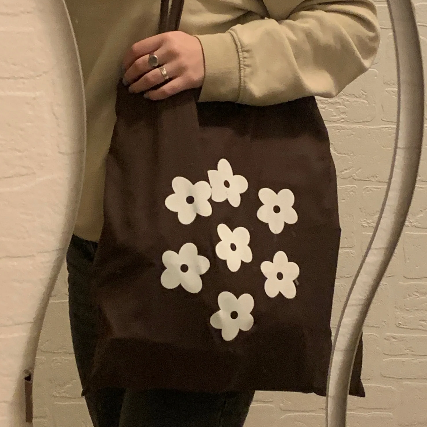 Brun totebag med blomstrer